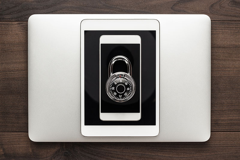 Imagem de um notebook, tablet e um celular, para exemplificar a importância do uso do protocolo HTTPS e o SSL